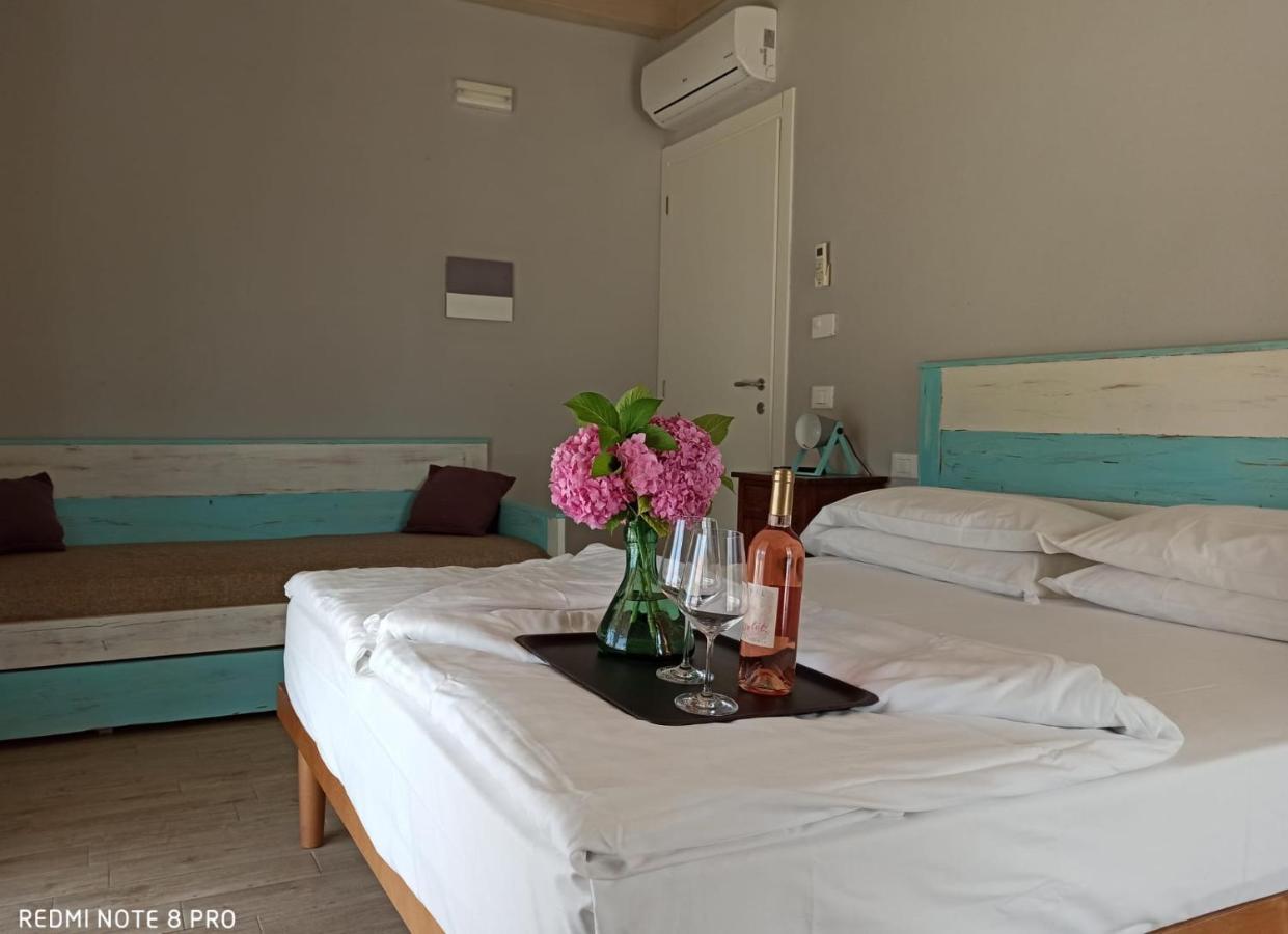 Vierpersoonskamer met een externe kitchenette en uitzicht op het zwembad