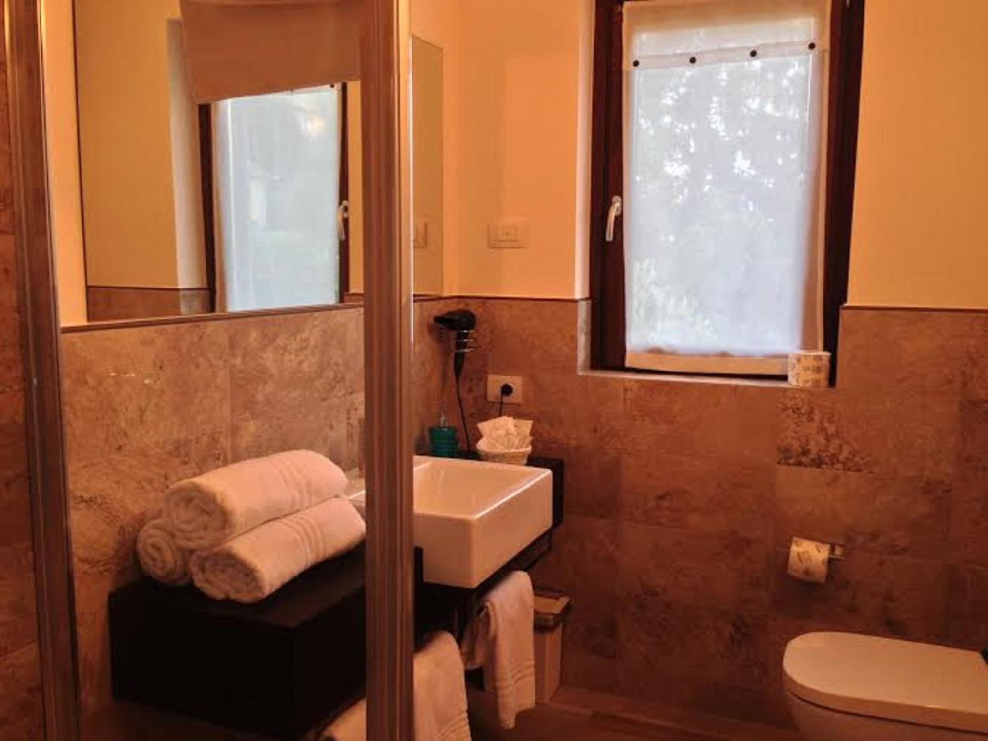 Superior Double or Twin Room Lake View,1015160410:JPEG
