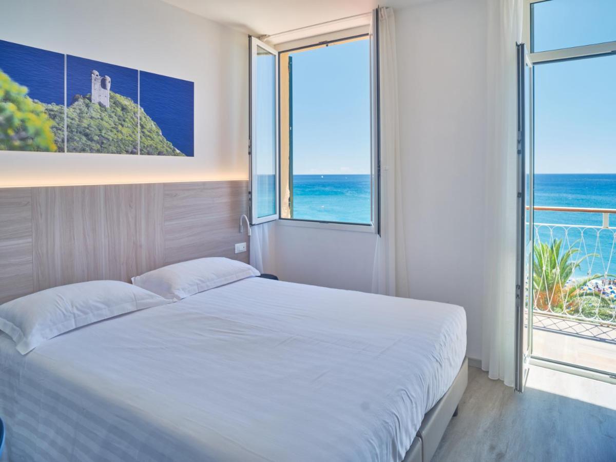 Doppel-/Zweibettzimmer mit Balkon und Meerblick