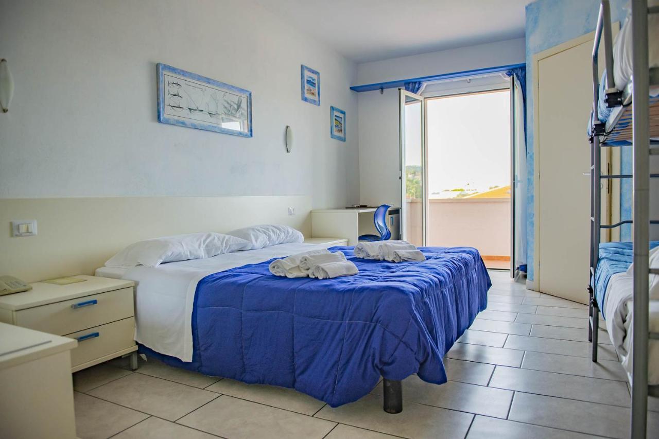 Vierbettzimmer mit Balkon