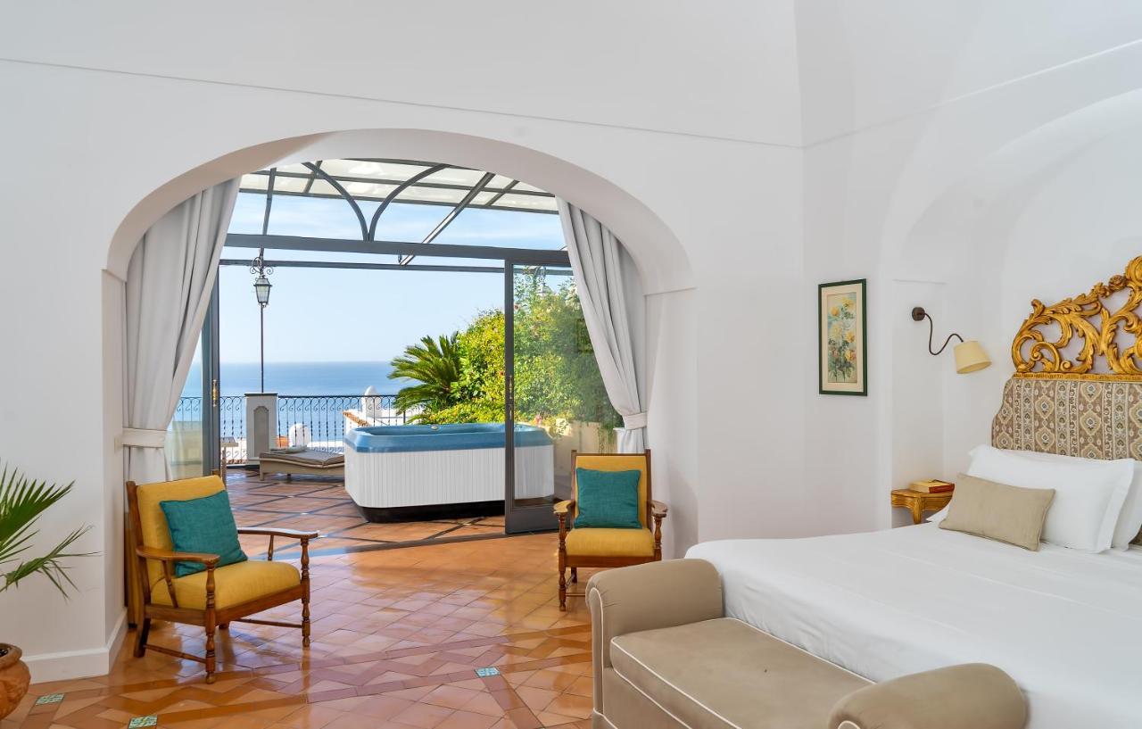 Habitación con cama extragrande y vistas al mar