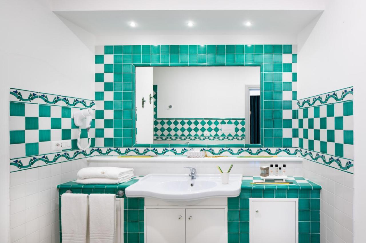 Deluxe Triple Room with Terrace and Sea View