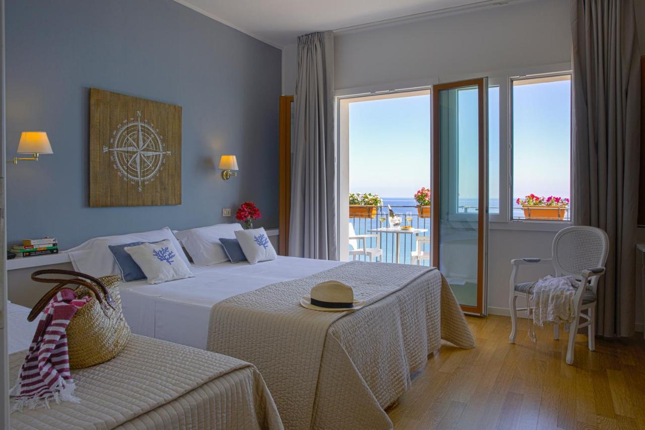 Triple Room with Balcony and Sea View