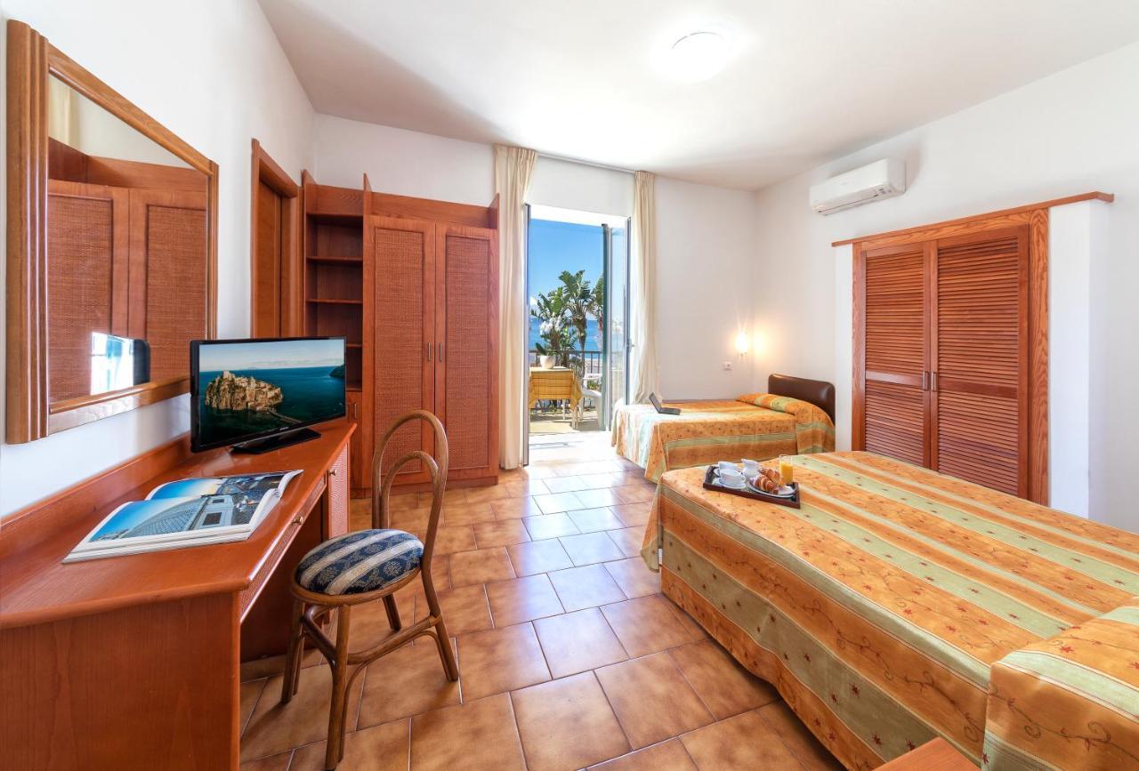 Dreibettzimmer mit Meerblick