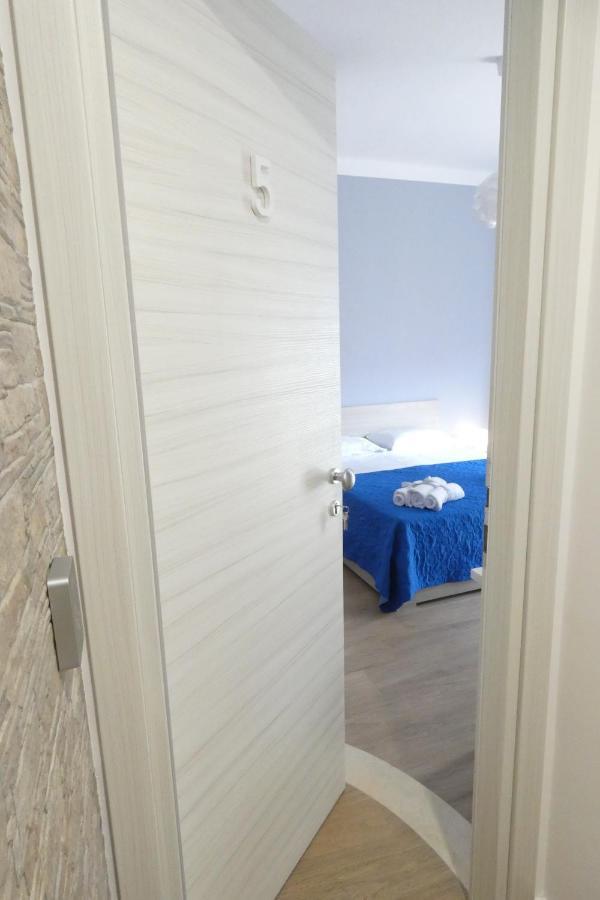 Zimmer mit Kingsize-Bett