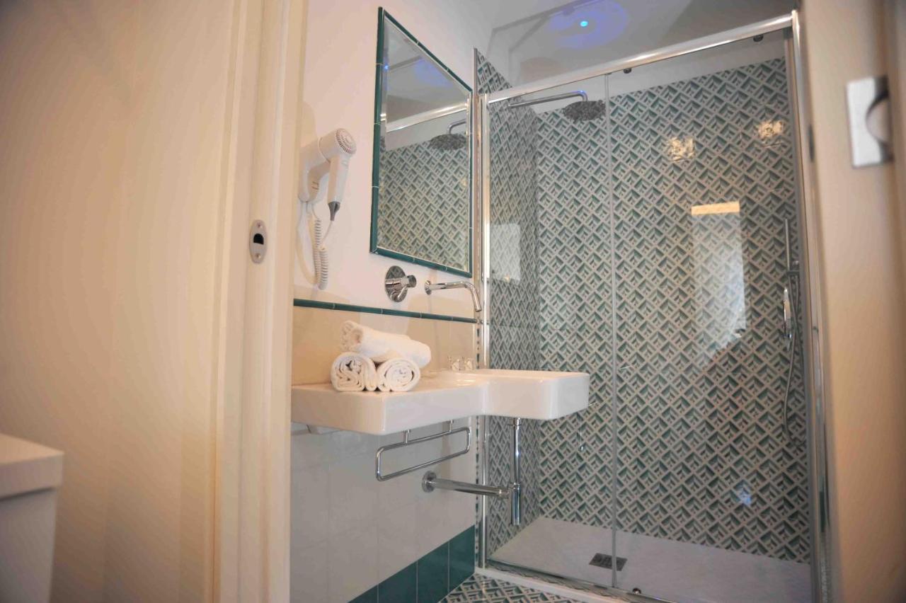 Deluxe tweepersoonskamer met balkon en uitzicht op zee