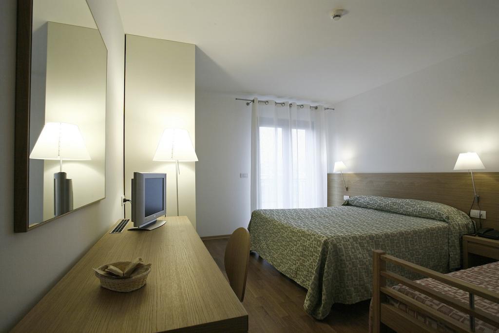 Doppel-/Zweibettzimmer mit Balkon