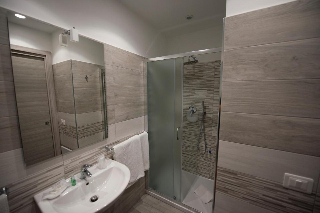 Doppelzimmer mit Balkon und Meerblick