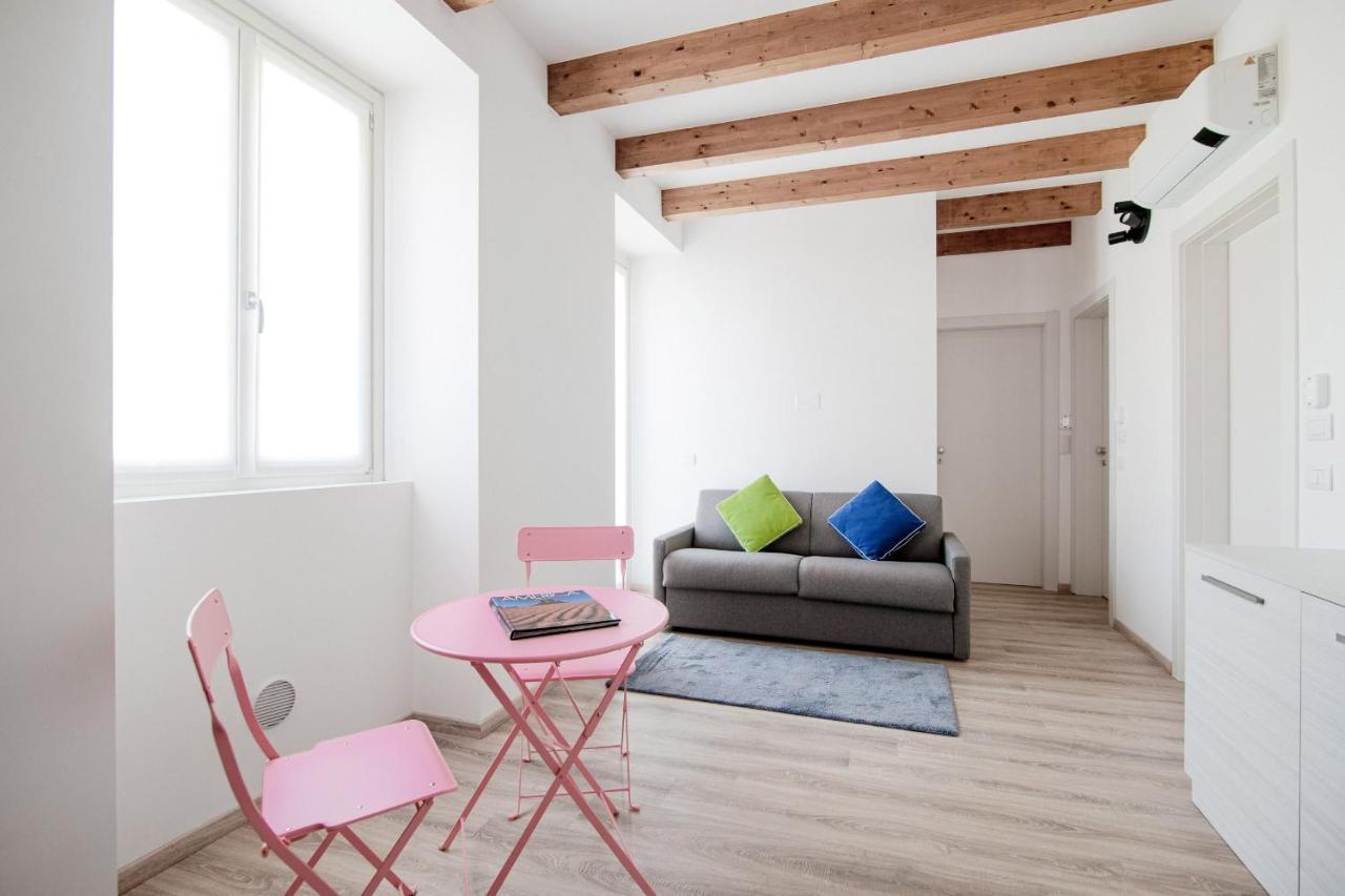Habitación con cama extragrande y balcón