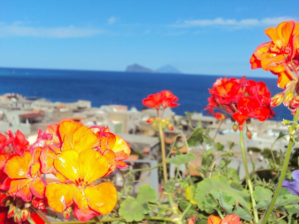 Camera Matrimoniale/Doppia con Letti Singoli con Vista Mare Parziale