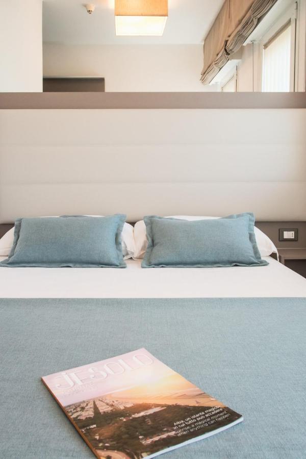 Comfort Single Room with Balcony and Side Sea View,1083695137:JPEG