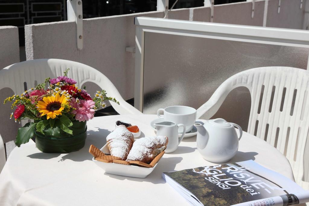 Standaard Tweepersoonskamer met Terras en Gedeeltelijk Uitzicht op Zee