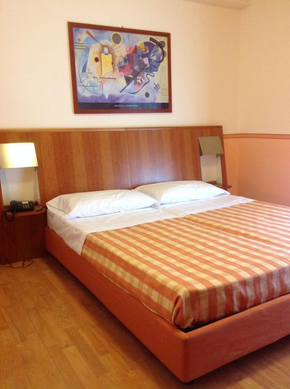 Doppel- oder Zweibettzimmer