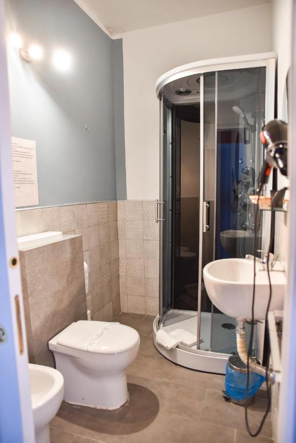 Habitación con cama extragrande y bañera de hidromasaje