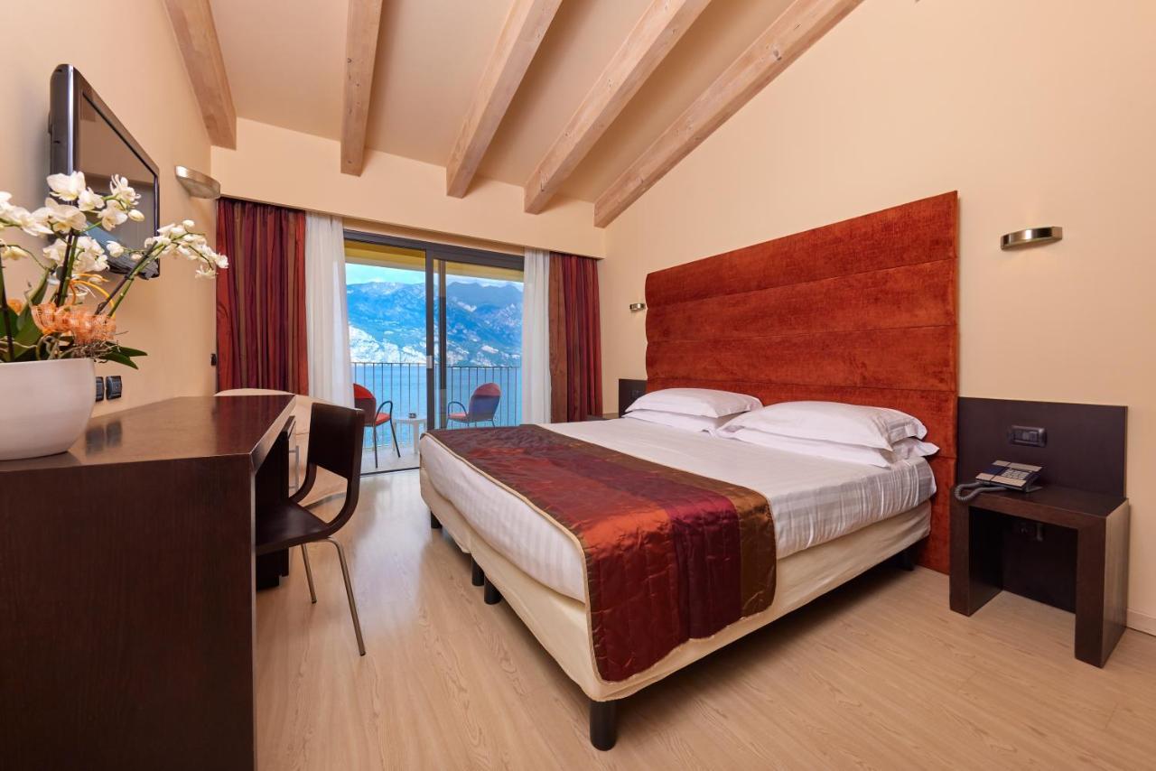 Deluxe Double or Twin Room Lake View,1136999443:JPEG