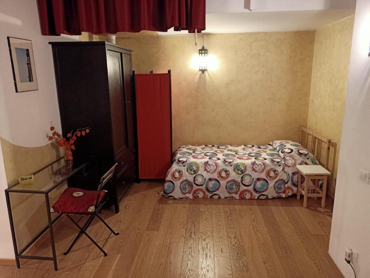 Camera Matrimoniale/Doppia con Letti Singoli con Bagno in Comune