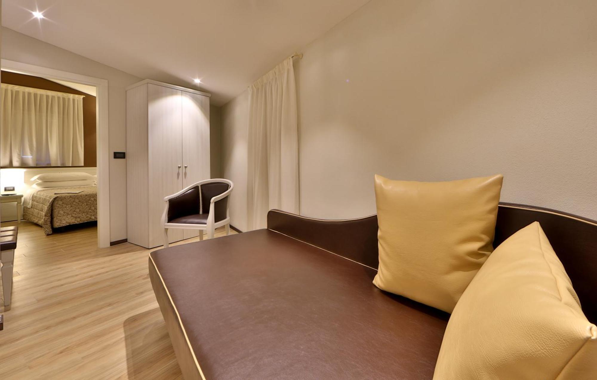 Family Room,1274477290:JPEG