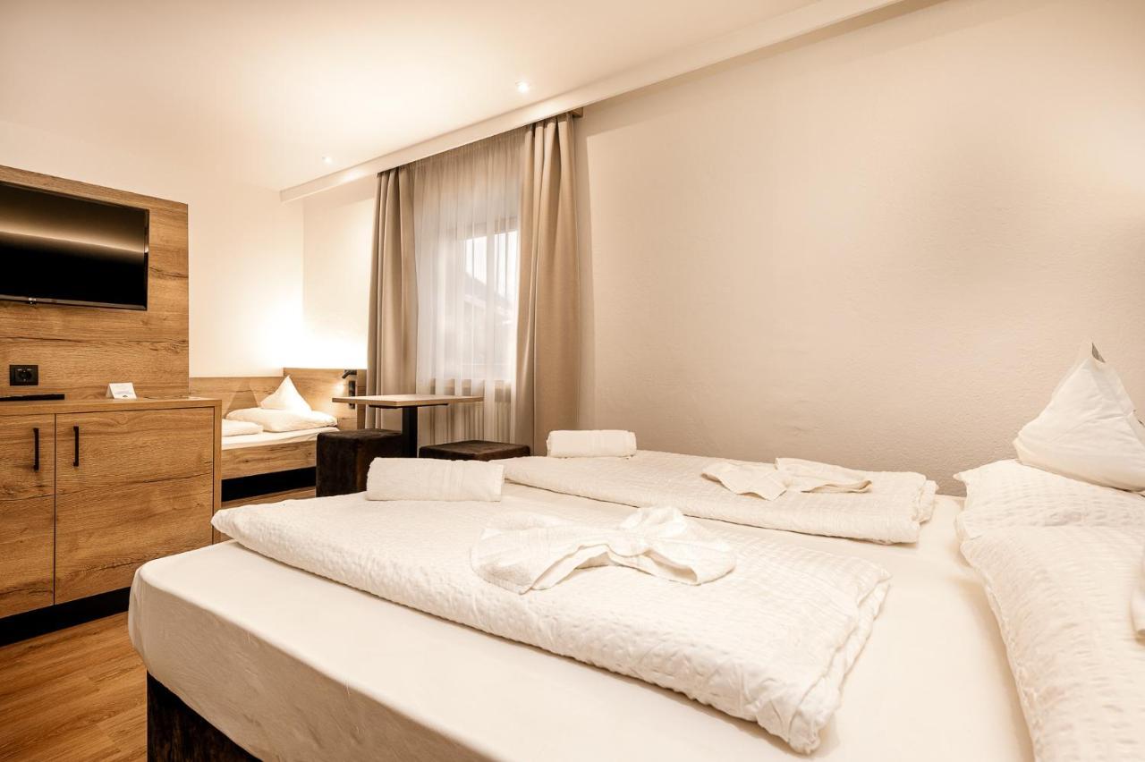 Dreibettzimmer mit Dusche