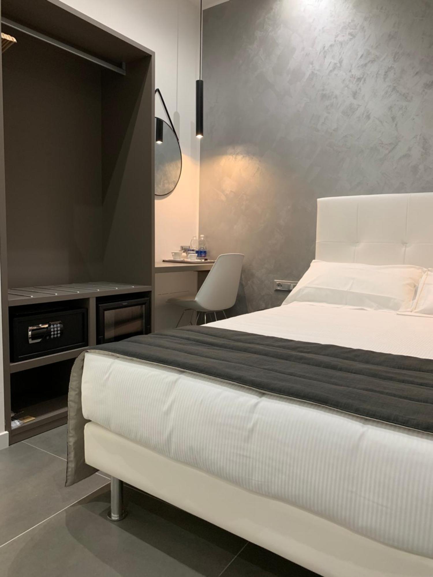Large Single Room,1215967000:JPEG