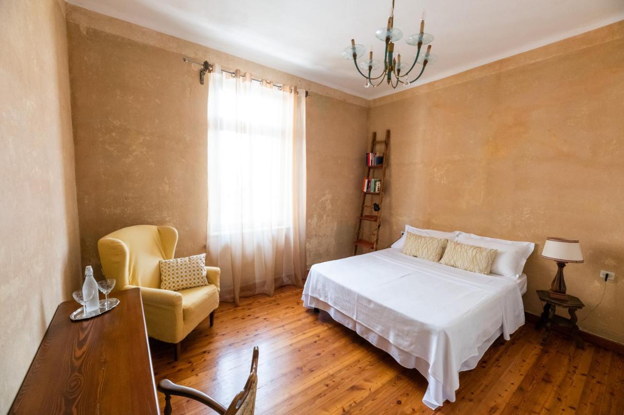 Zwei Schlafzimmer mit Verbindungstür
