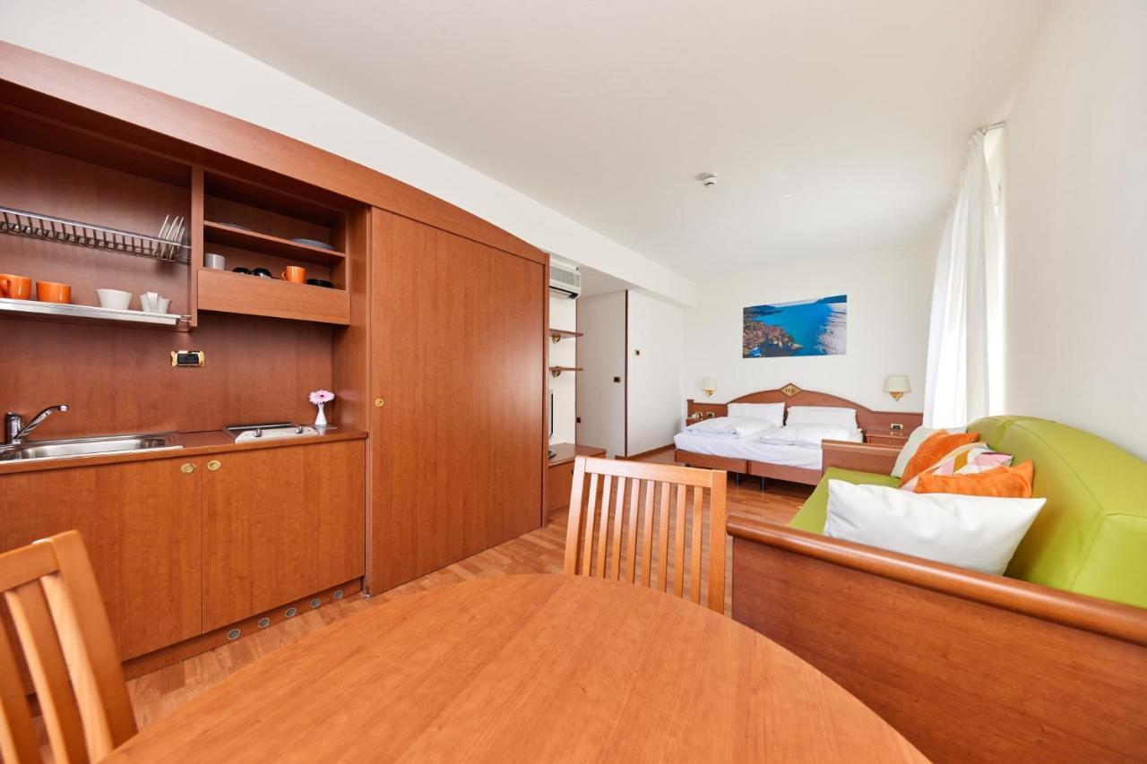 Family Room,1245791935:JPEG