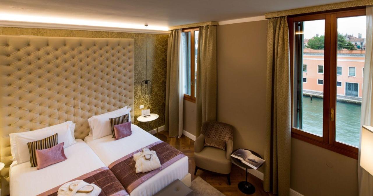 Habitación Superior con cama grande y vistas al canal