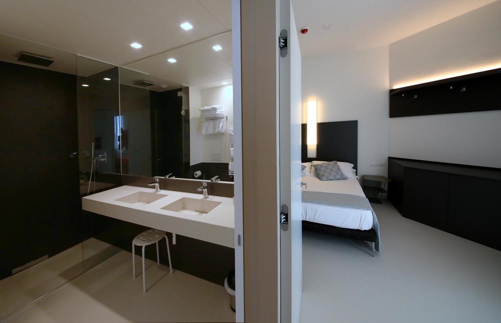 Deluxe One-Bedroom Apartment,713277301:JPEG
