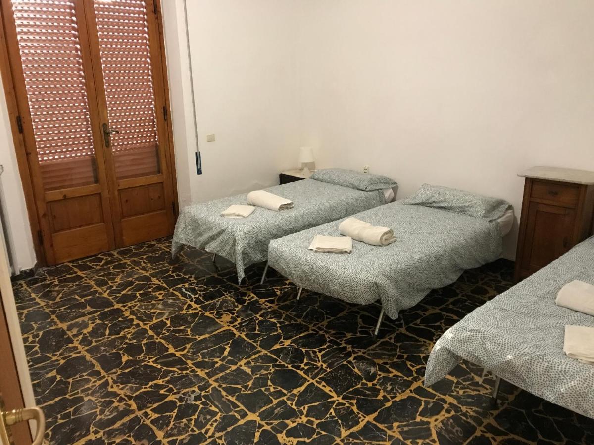 Standaard Tweepersoonskamer met 2 Aparte Bedden - Gedeelde Badkamer