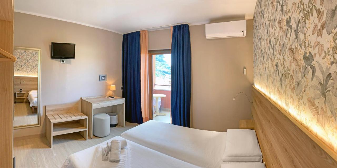 Doppel-/Zweibettzimmer mit Balkon
