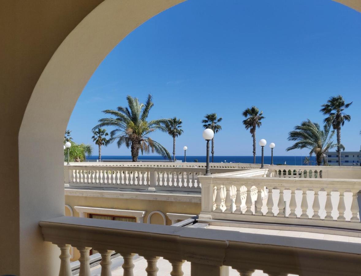 Camera Matrimoniale con Balcone e Vista Mare