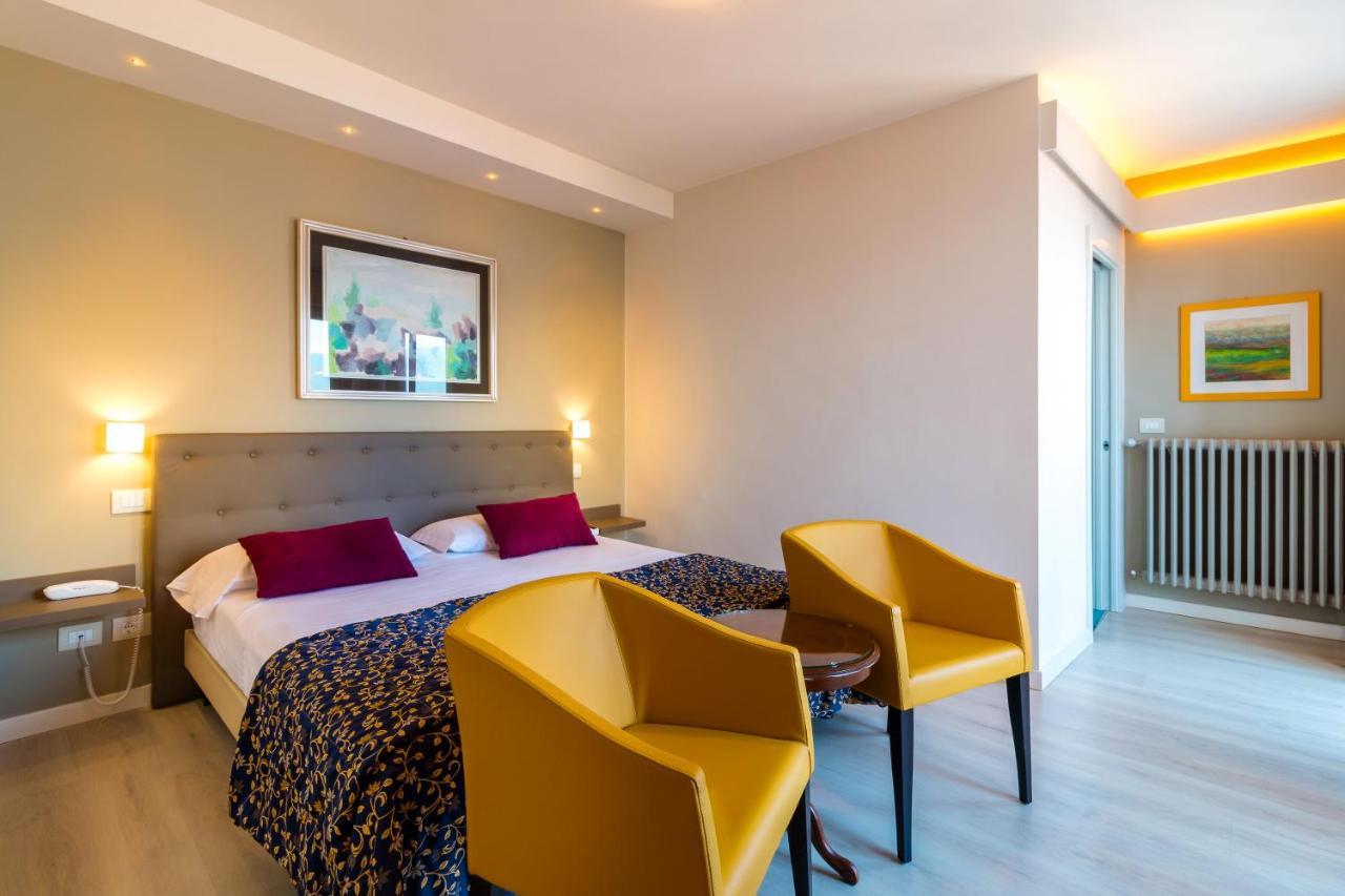 Suite with Balcony and Lake View,1377356174:JPEG