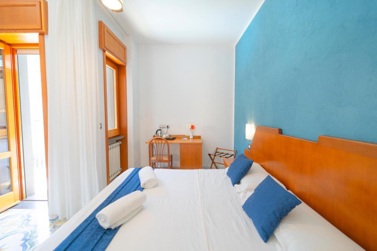 Family Room (2 Adults + 2 Children),1387515659:JPEG