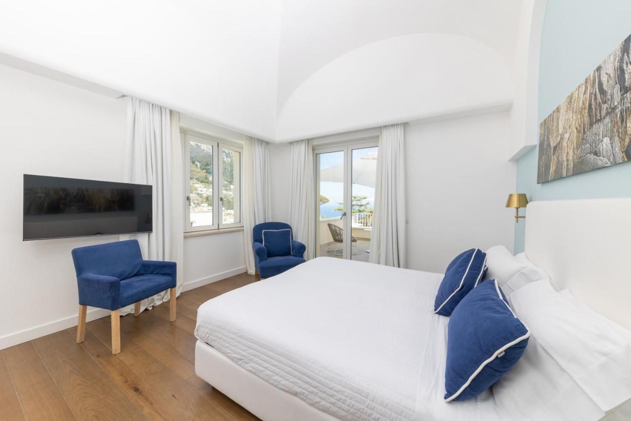 Deluxe tweepersoonskamer met balkon en uitzicht op zee