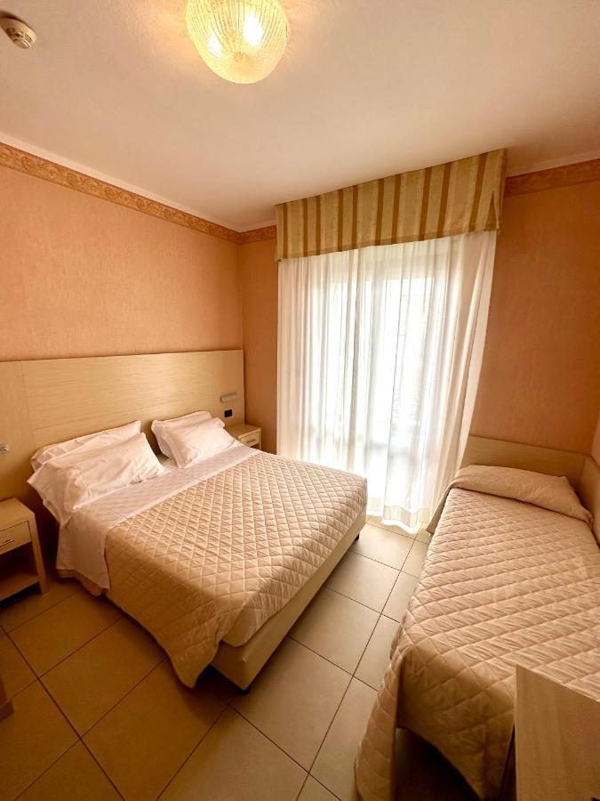 Standard Dreibettzimmer mit seitlichem Meerblick