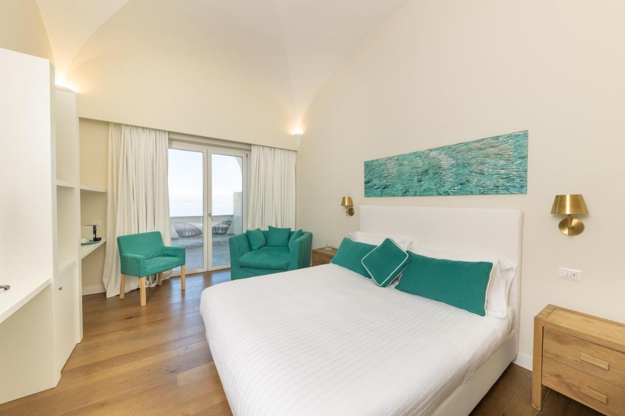 Deluxe tweepersoonskamer met balkon en uitzicht op zee