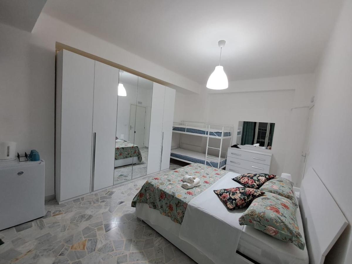 Vierpersoonskamer met Gedeelde Badkamer