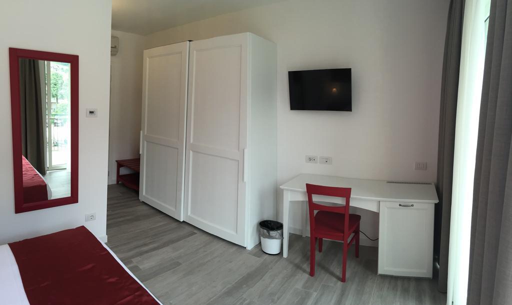 Doppel-/Zweibettzimmer mit Balkon