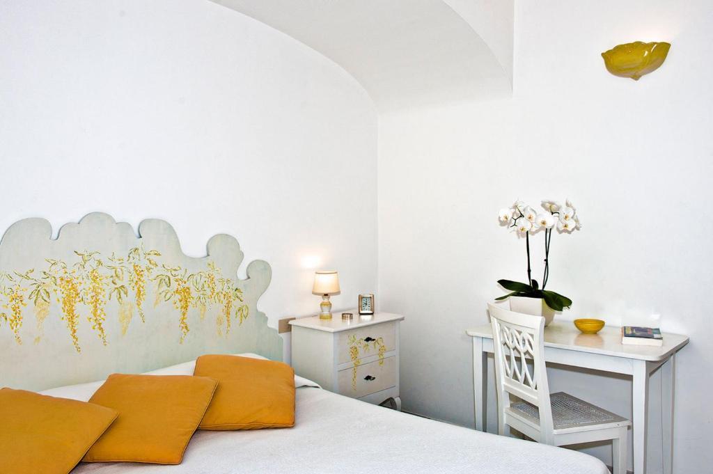 Quarto Standard com 1 Cama de Casal ou 2 de Solteiro e Vista Parcial do Mar