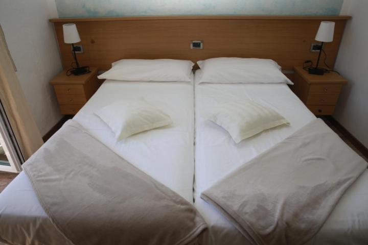 Doppel- oder Zweibettzimmer