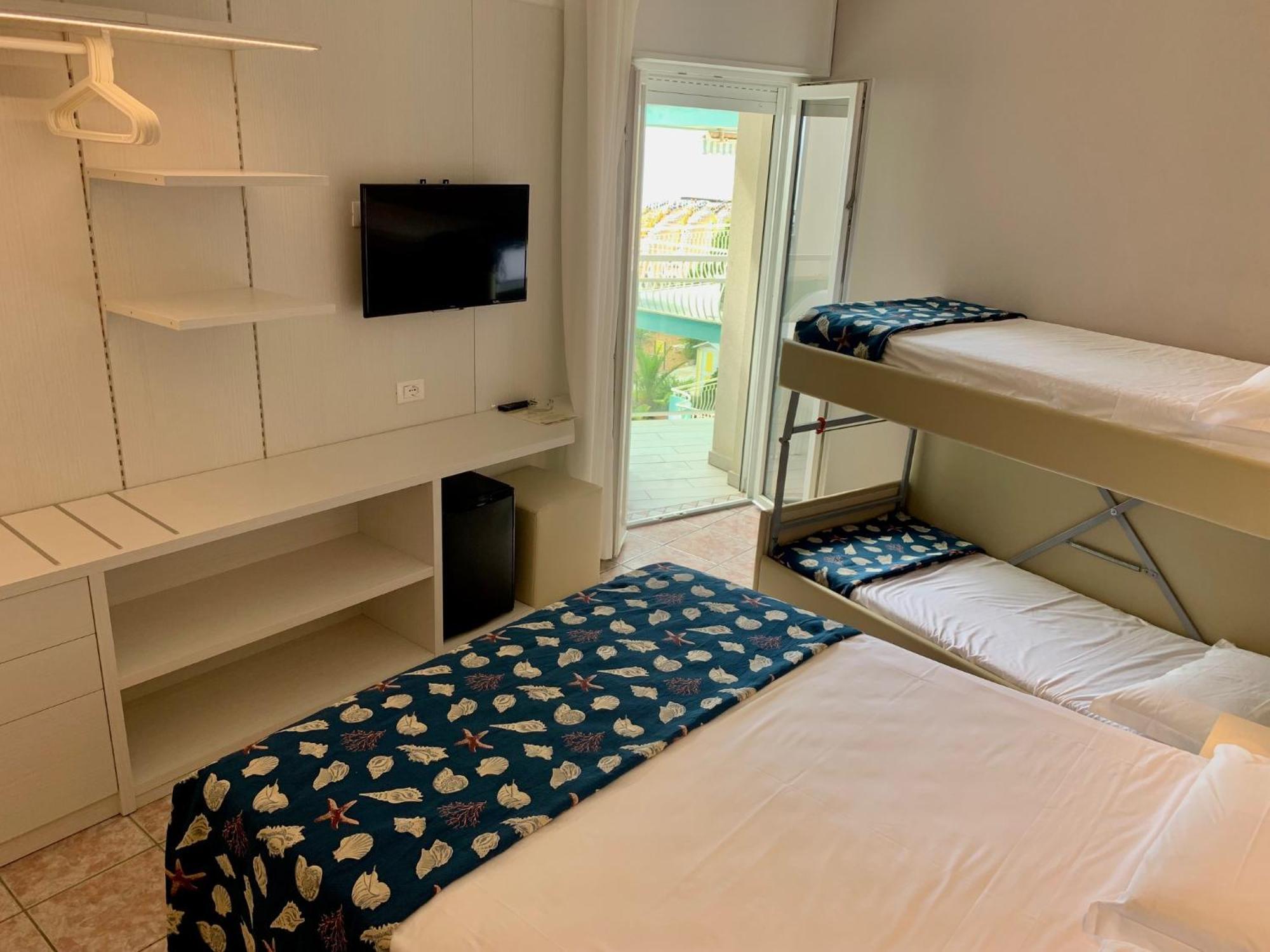 Familiekamer met Balkon en Zijdelings Uitzicht op Zee (2 Volwassenen + 2 Kinderen)