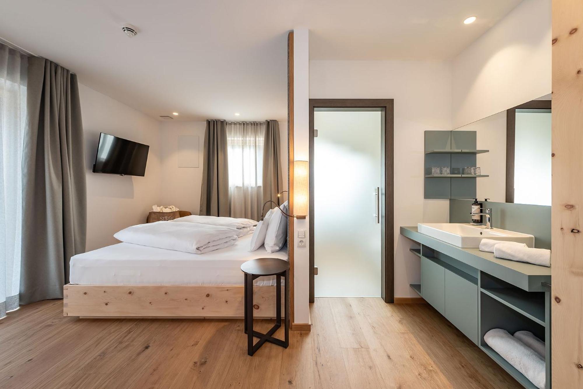 Large Double Room,1543189492:JPEG