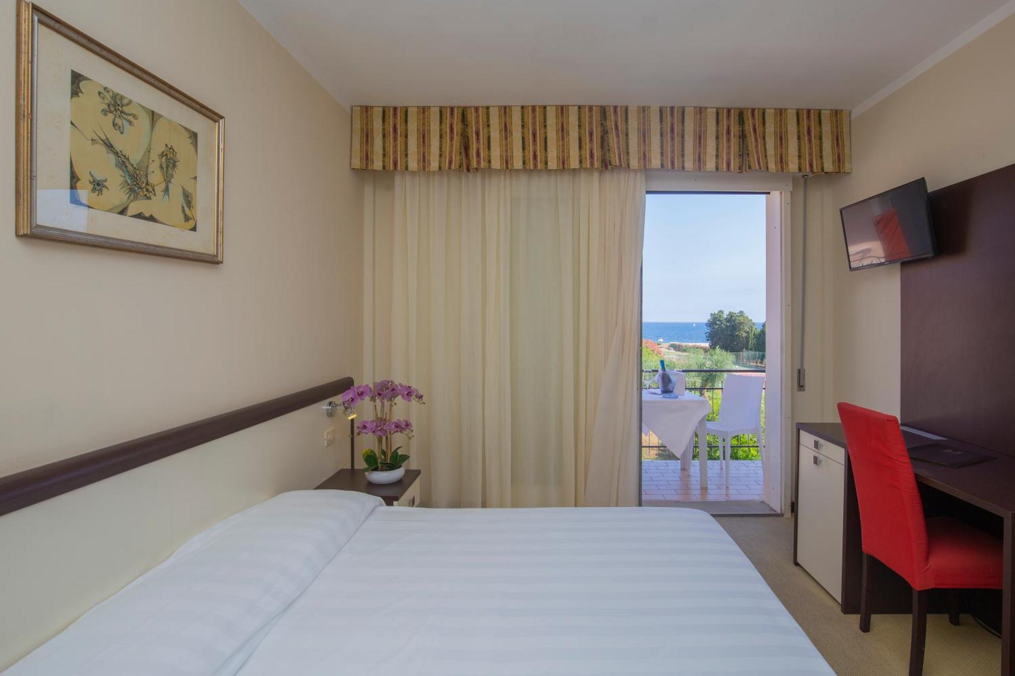 Double or Twin Room Sea View