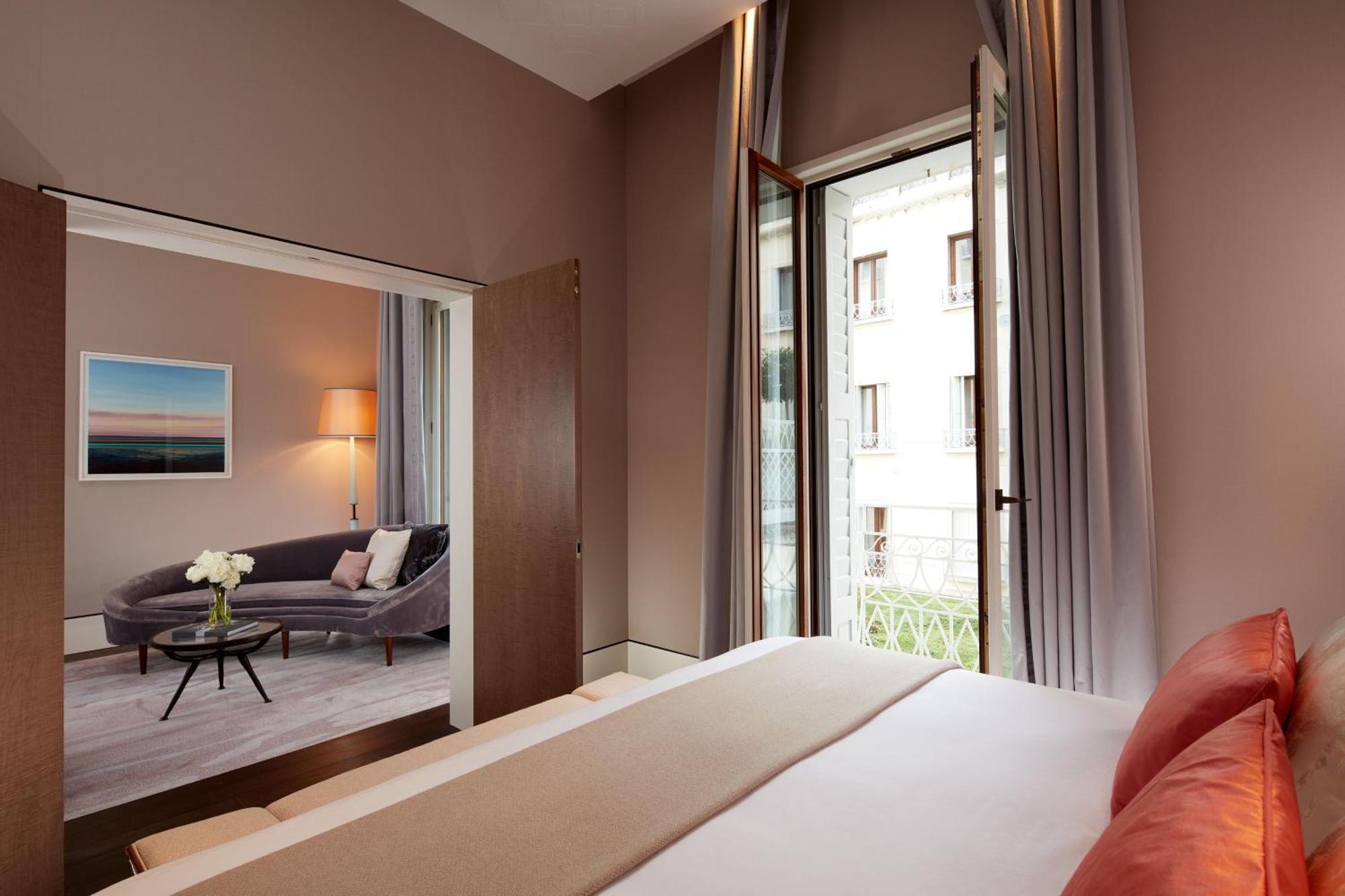 One-Bedroom Venetian King Suite with City View