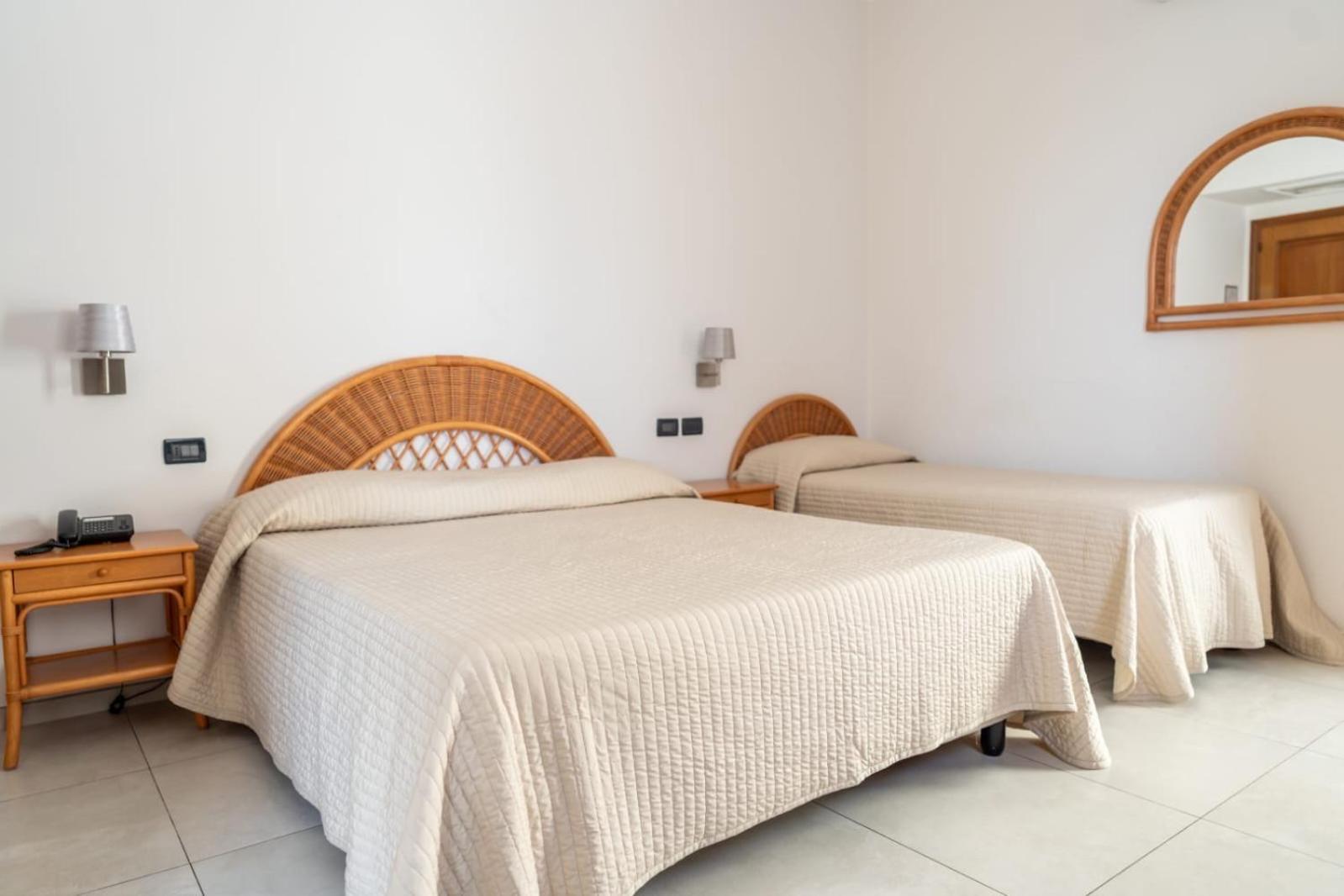 Standard Dreibettzimmer mit Meerblick