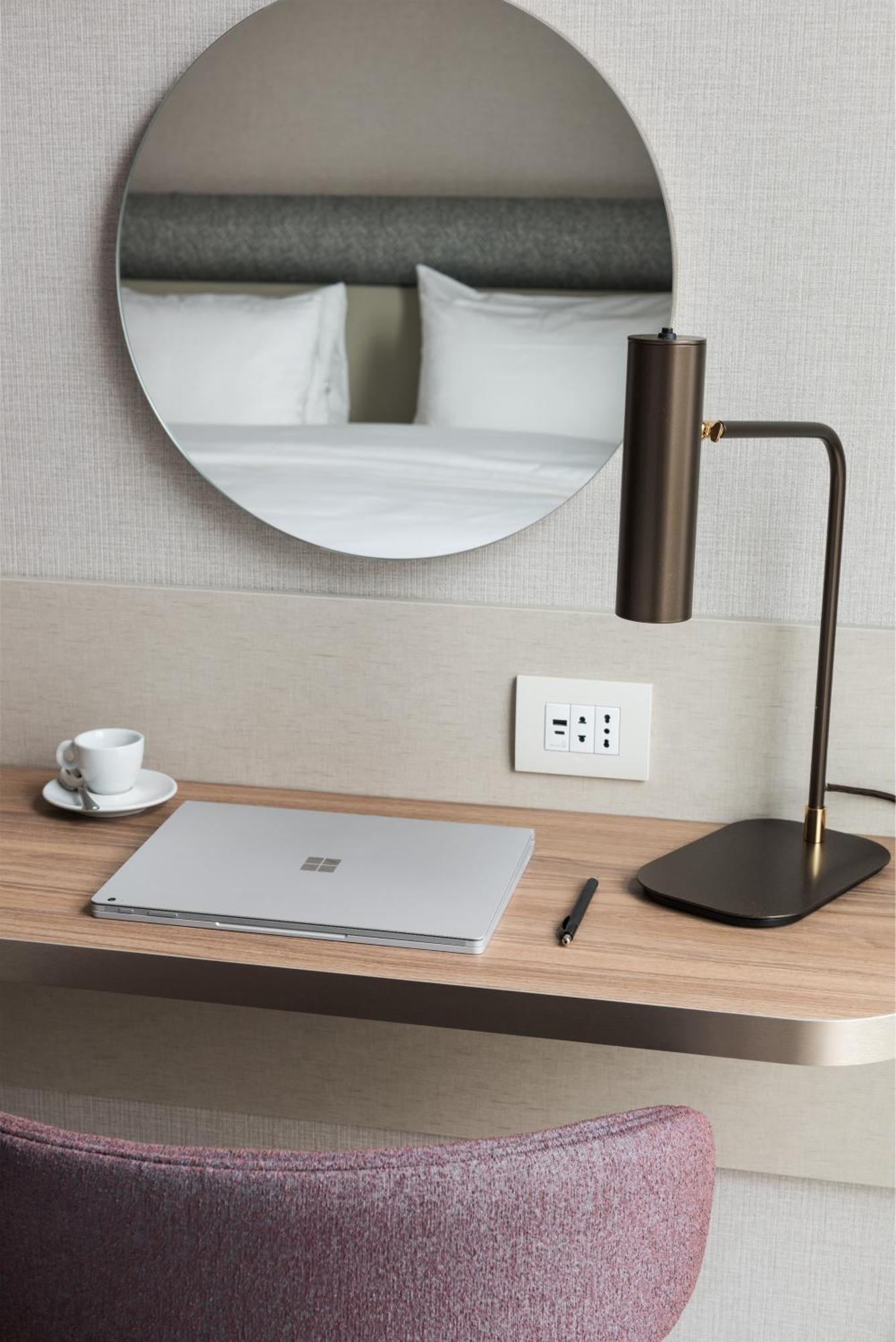 Chambre Lit King-Size - Accessible aux Personnes à Mobilité Réduite