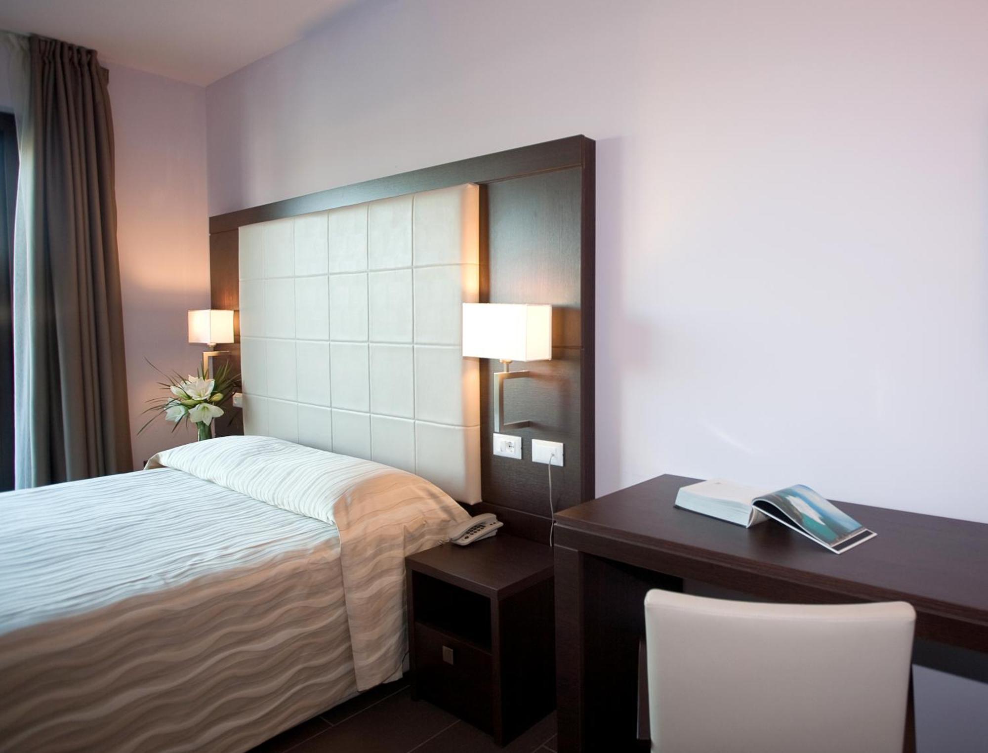 Superior Design Triple Room,685680840:JPEG