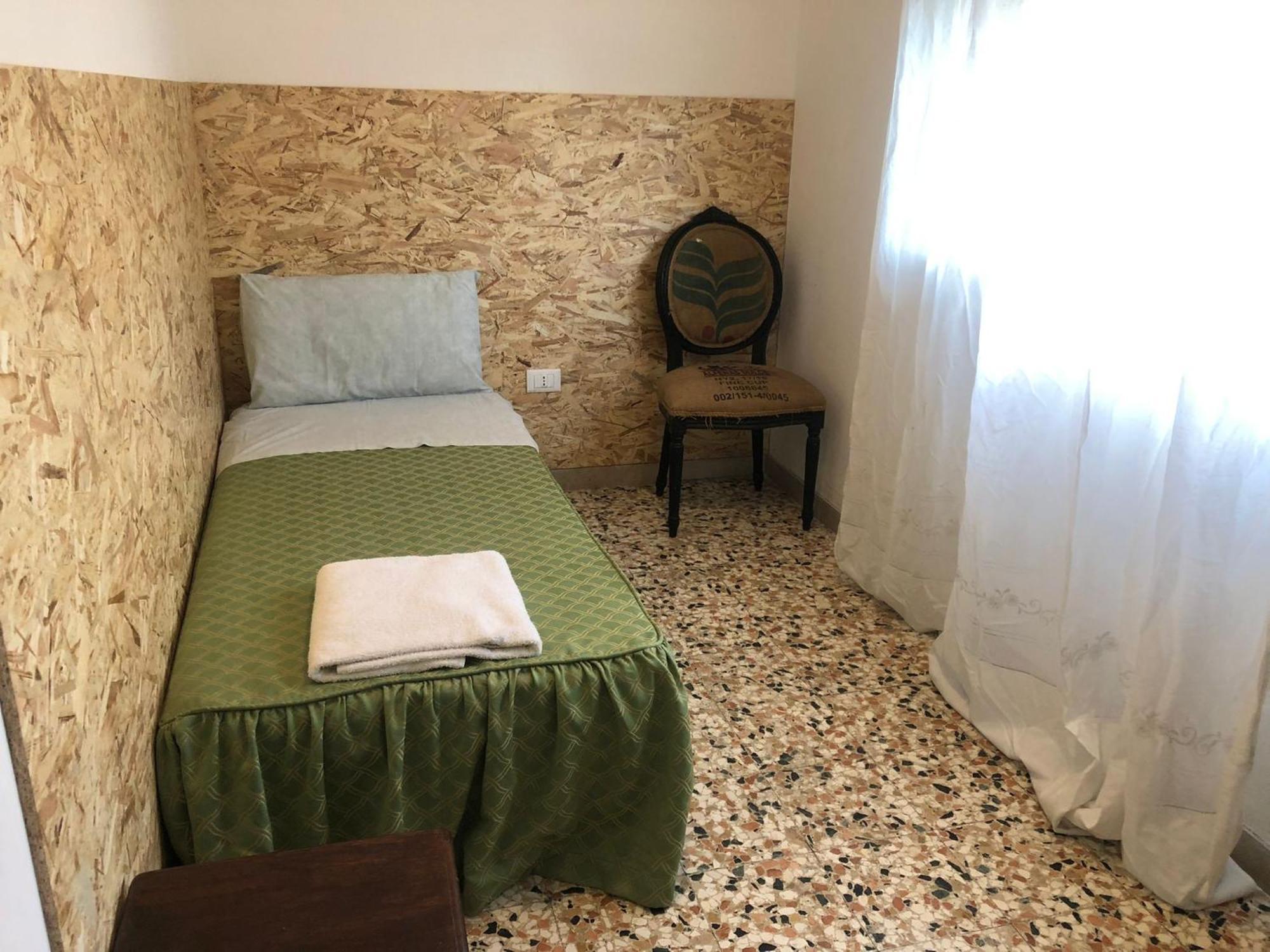 Habitación Individual Estándar con baño compartido