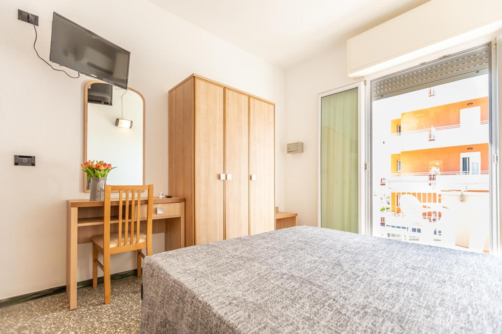 Habitación Triple Clásica con vista lateral al mar