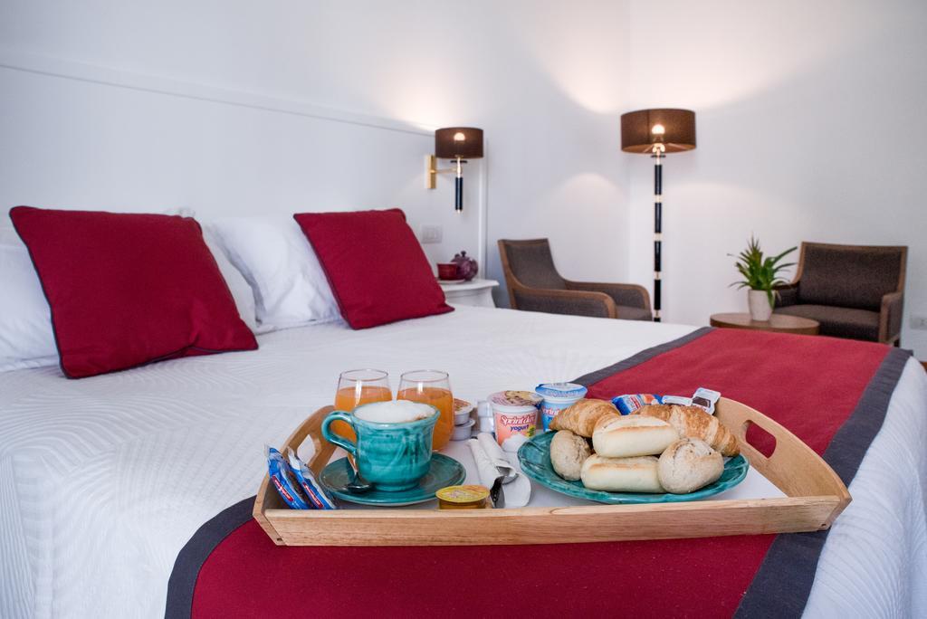Habitación con cama extragrande.