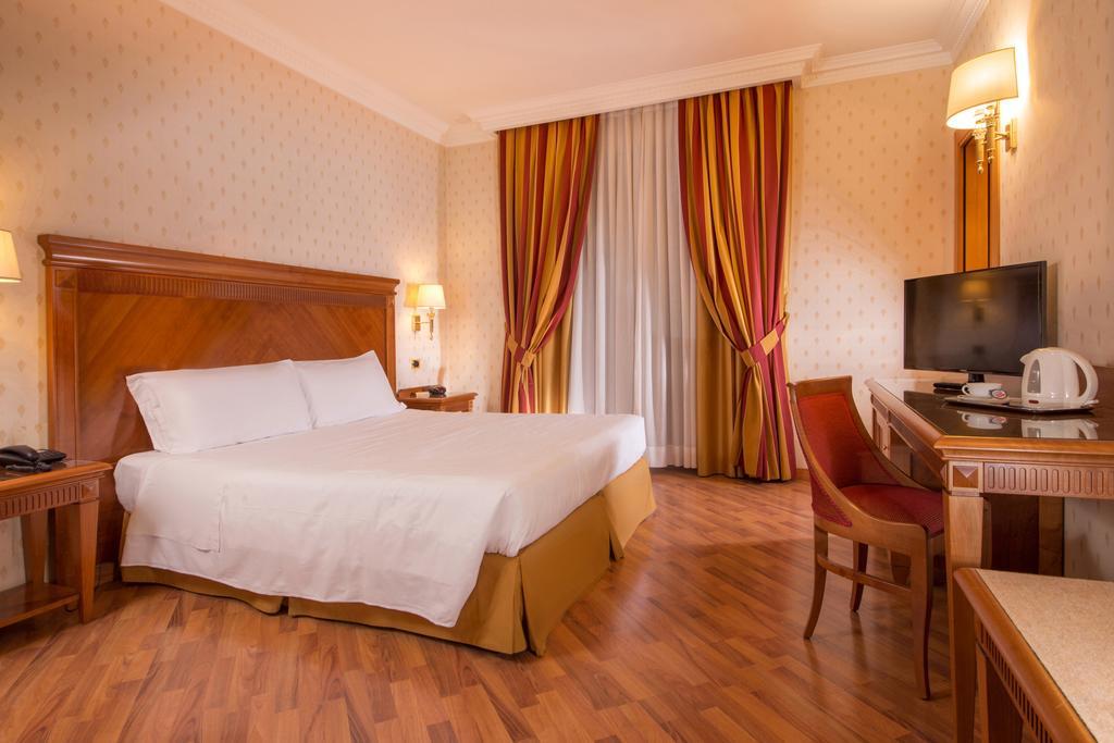 Standard Queen Room